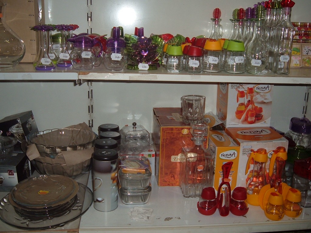 színes konyhai kellékek (szalvétartartók, olajosüvegek, só-bors tartók, whiskys készlet, üveg tálak)
